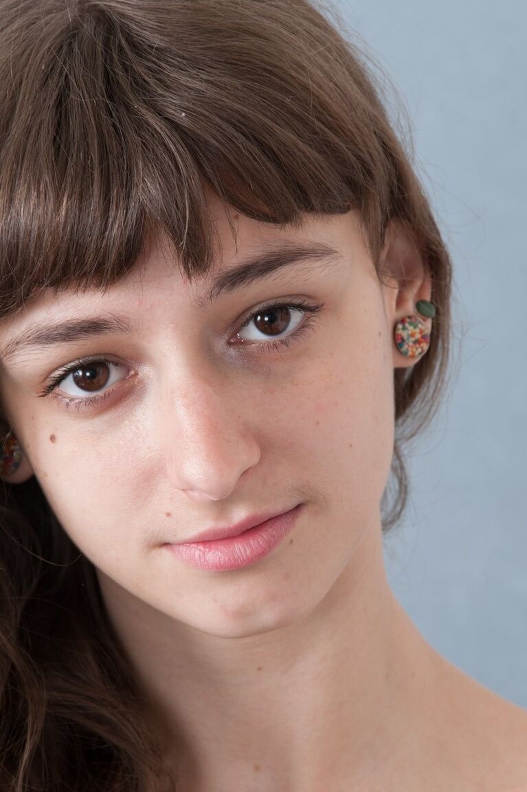 16P Uma adolescente magra se despe para exibir seu corpo com a barba por fazer