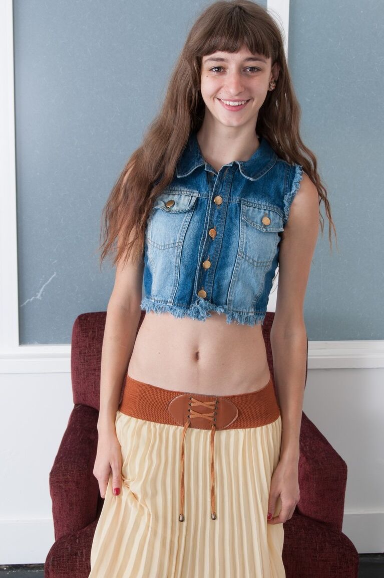 16P Uma adolescente magra se despe para exibir seu corpo com a barba por fazer