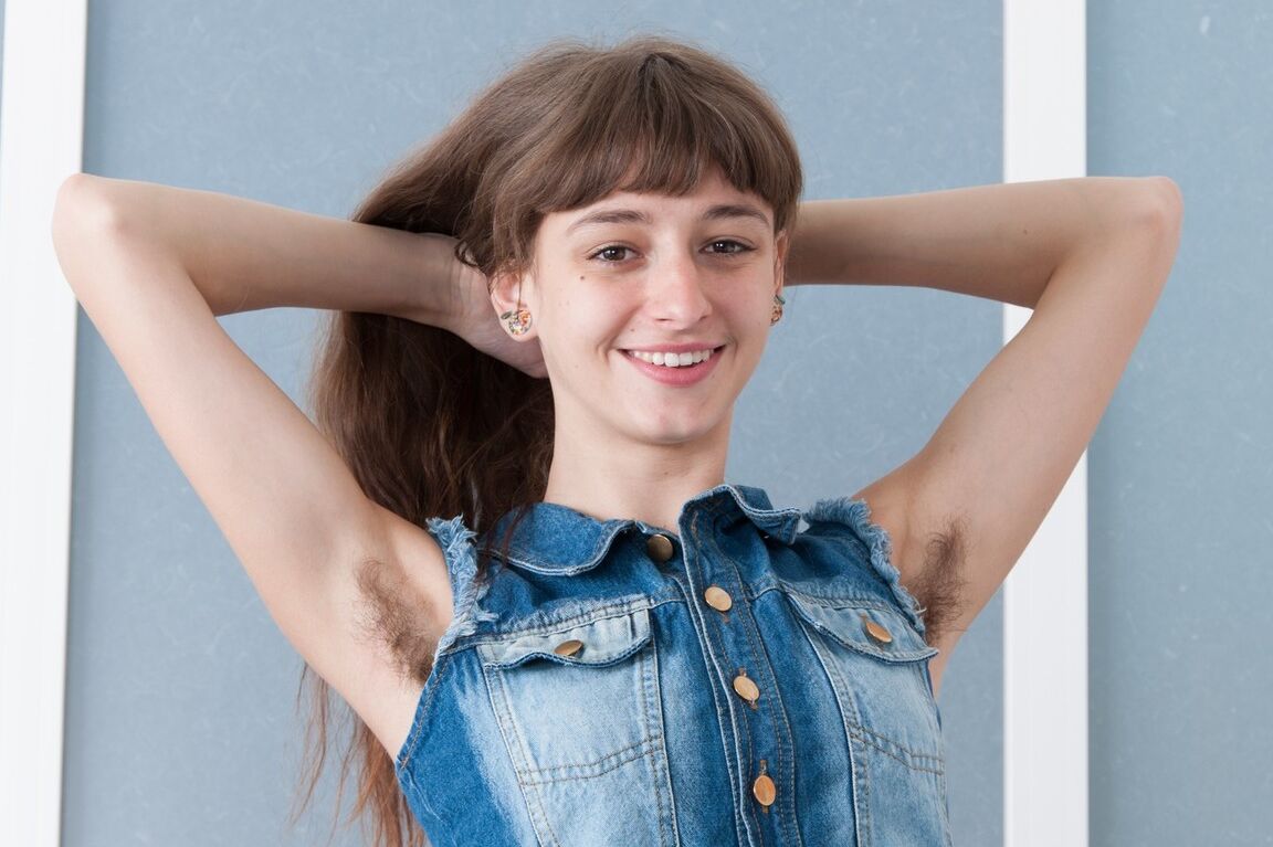 16P Uma adolescente magra se despe para exibir seu corpo com a barba por fazer