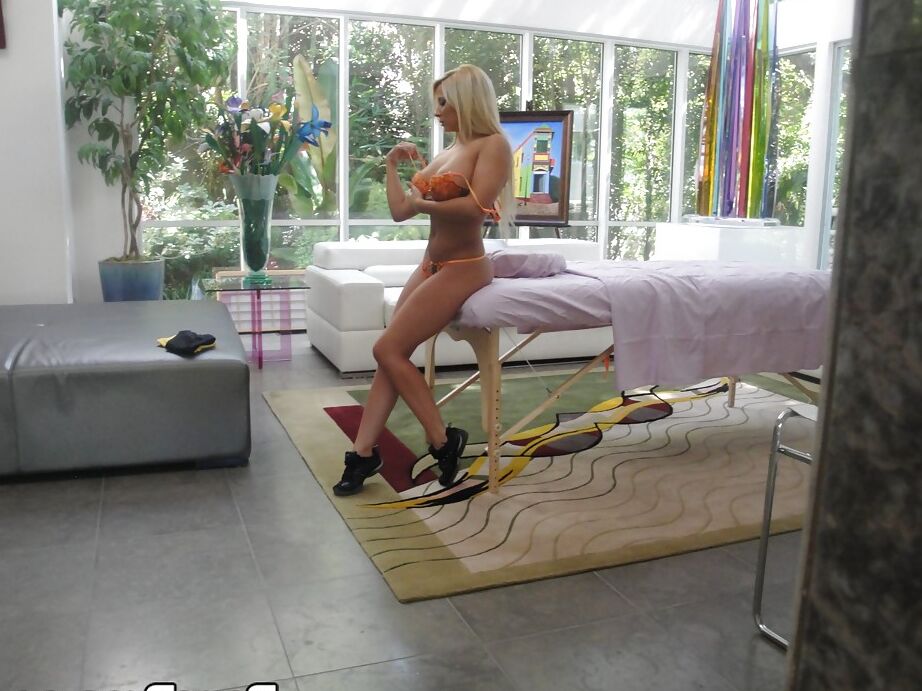 16P La sexy rubia Madison Ivy se apoya en la camilla de masajes para una sesión completa