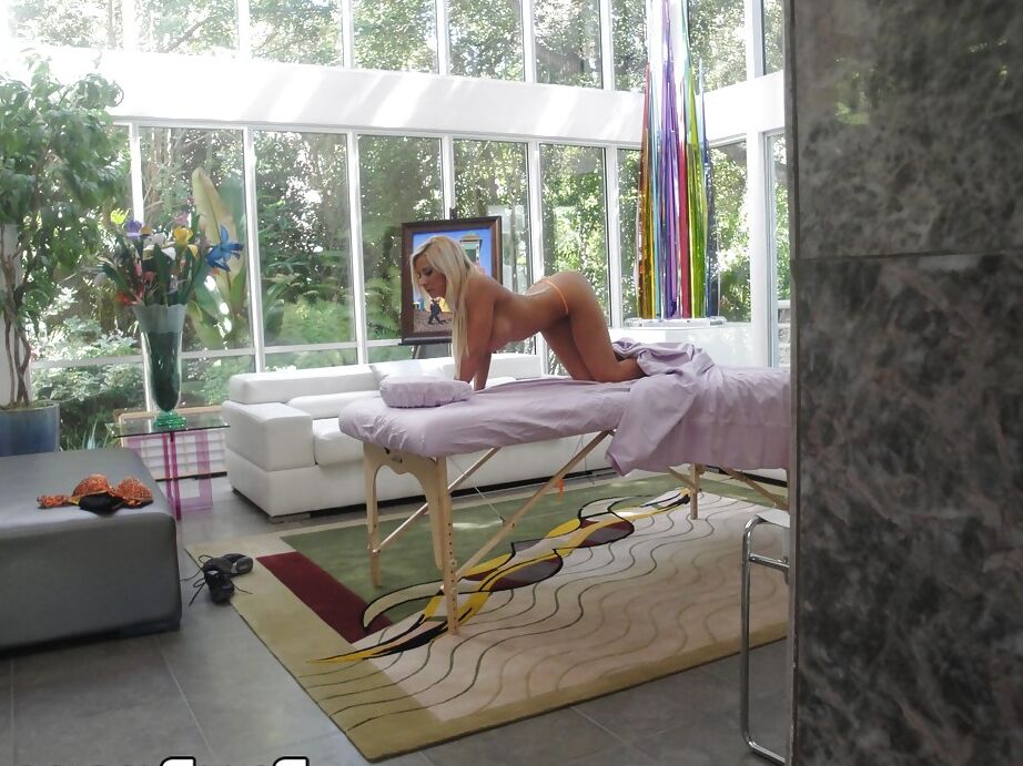 16P La sexy rubia Madison Ivy se apoya en la camilla de masajes para una sesión completa