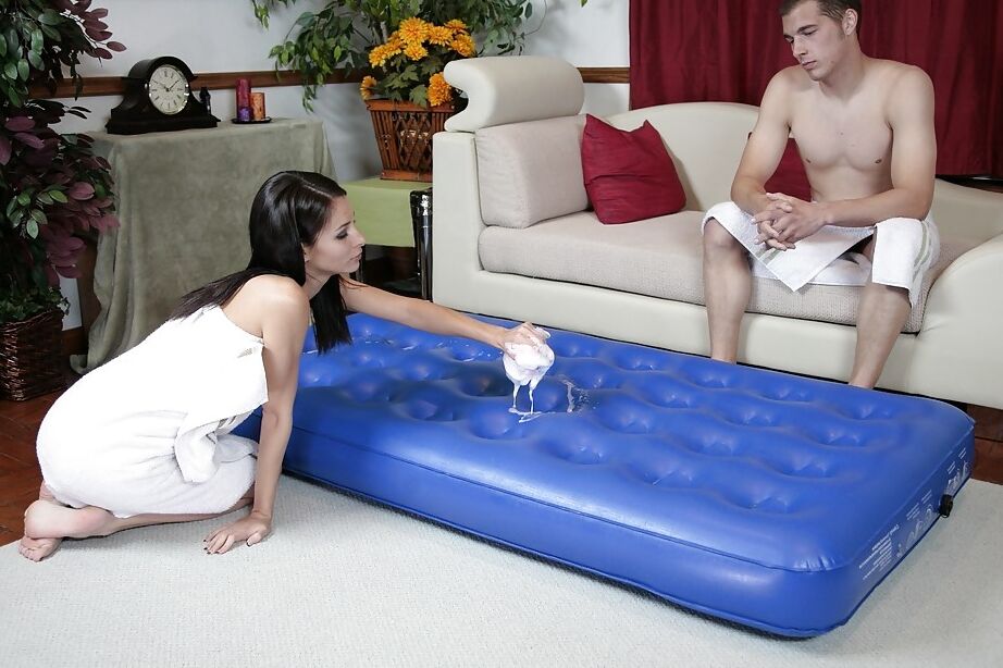 16P Massagem magra querida se diverte sacudindo o pau com seu cliente excitado