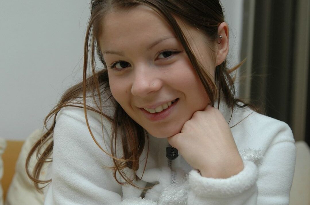 15P Emily в черно-белых узких штанах
