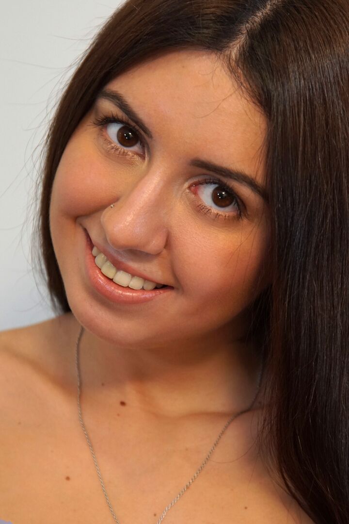16P La agradable joven Katty Diamond juega con su coño después de quitarse el sujetador y las bragas