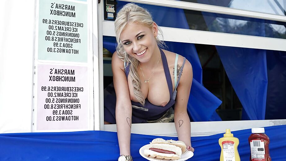 16P La joven rubia pechugona Marsha May sirve perritos calientes y sirenas al aire libre