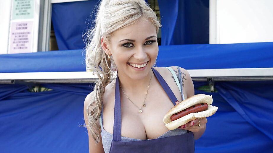 16P La joven rubia pechugona Marsha May sirve perritos calientes y sirenas al aire libre