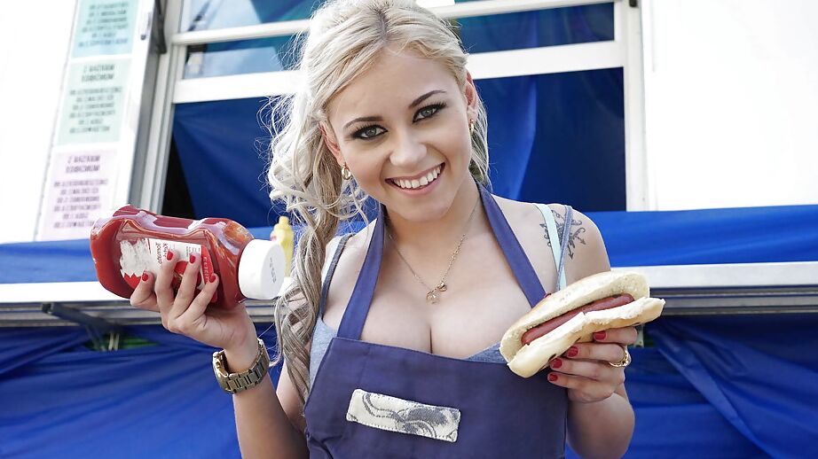 16P La joven rubia pechugona Marsha May sirve perritos calientes y sirenas al aire libre