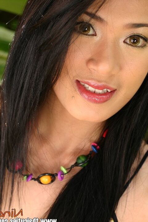 15P Thai Cutie Ning zieht ihre Hotpants nackt aus