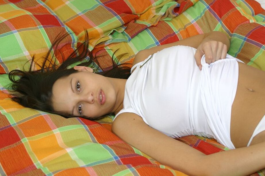18P La hermosa Sweet Eva se toma su tiempo para desnudarse en la cama