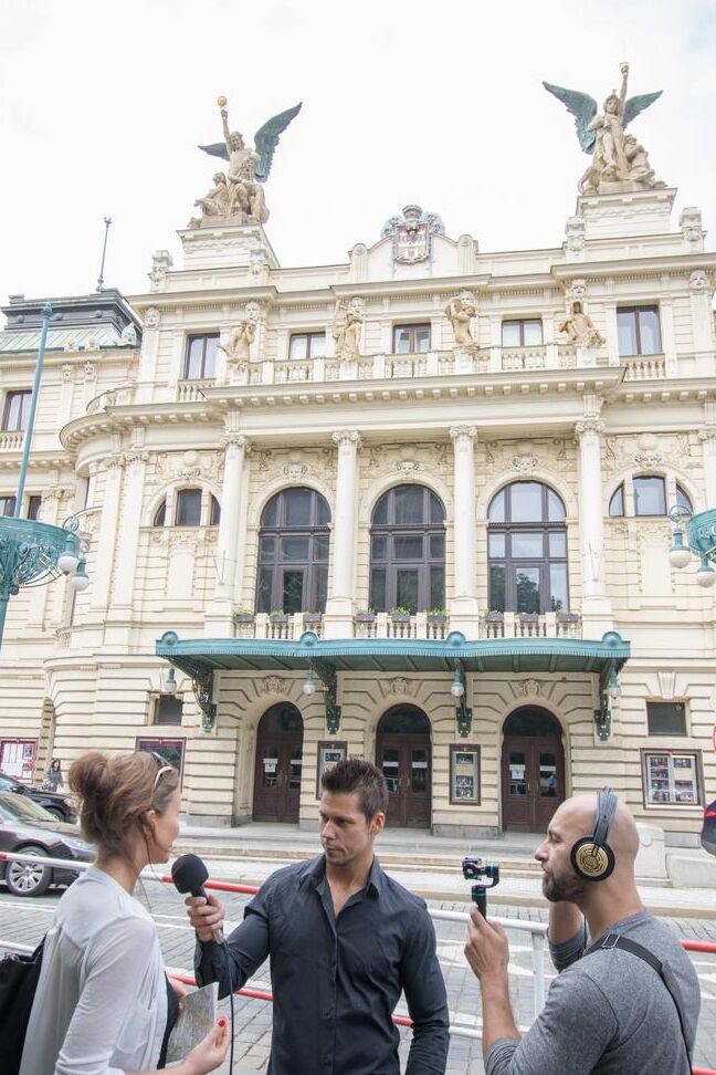 17P Брюнетка-туристка с натуральными формами трахается в обе дырочки в тройничке