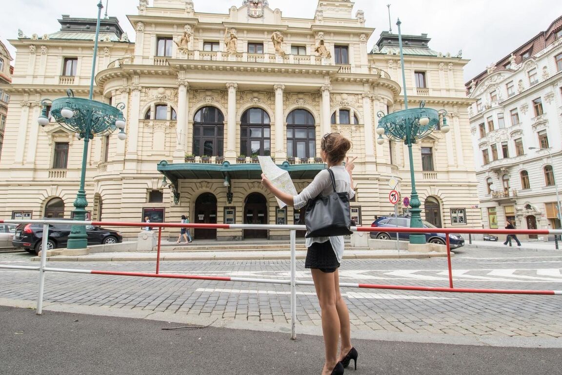 17P Брюнетка-туристка с натуральными формами трахается в обе дырочки в тройничке