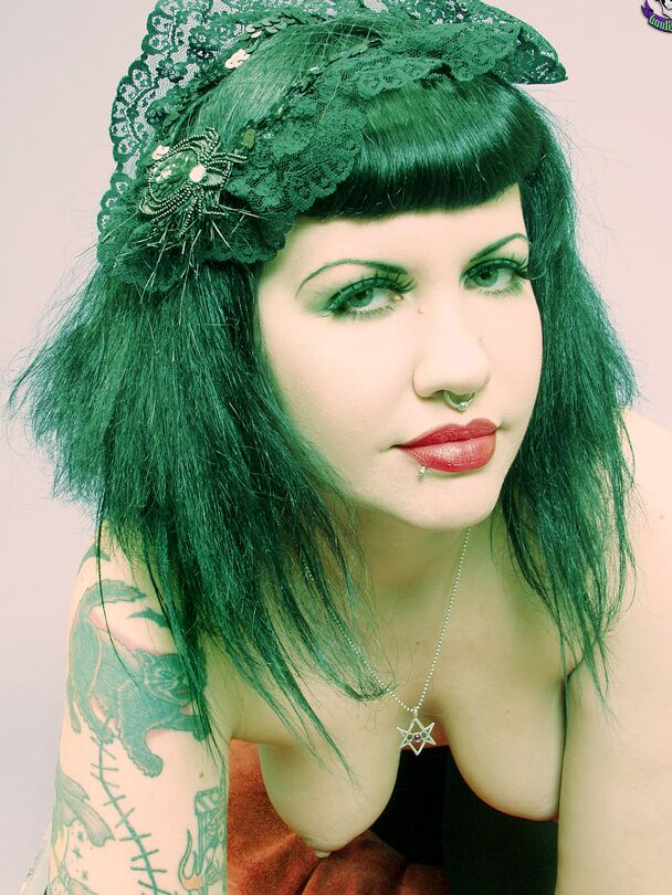 15P Gothic Sluts Sarg süßes Pinup in heißen Dessous