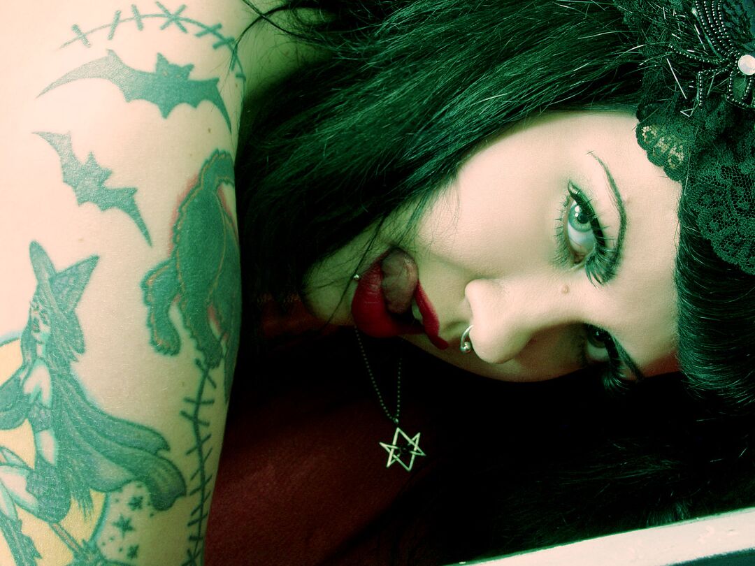15P Gothic Sluts Sarg süßes Pinup in heißen Dessous