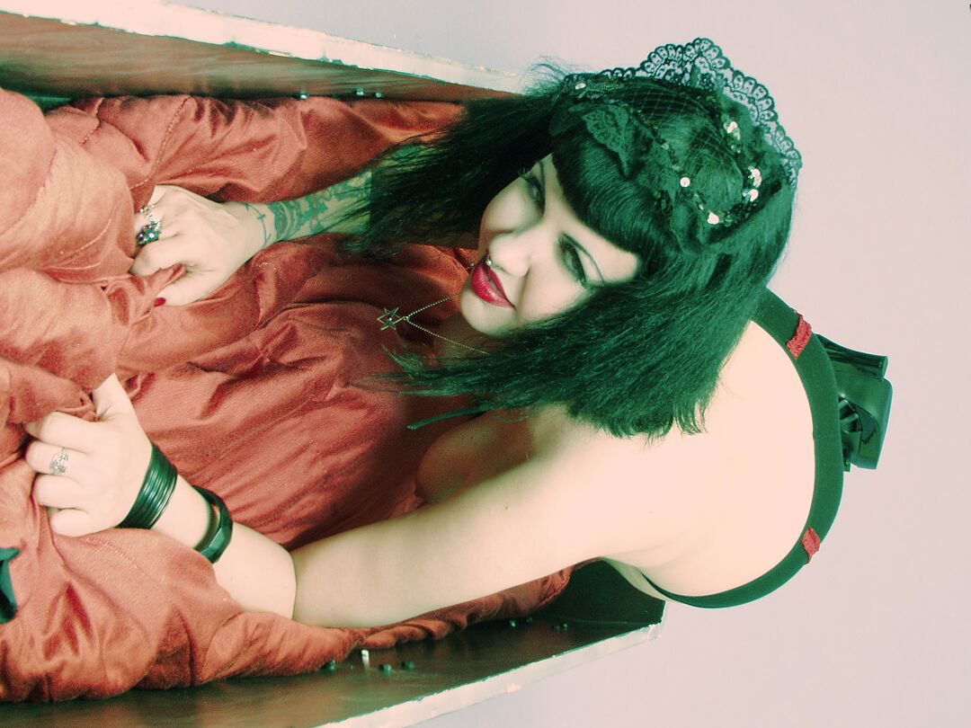 15P Gothic Sluts Sarg süßes Pinup in heißen Dessous