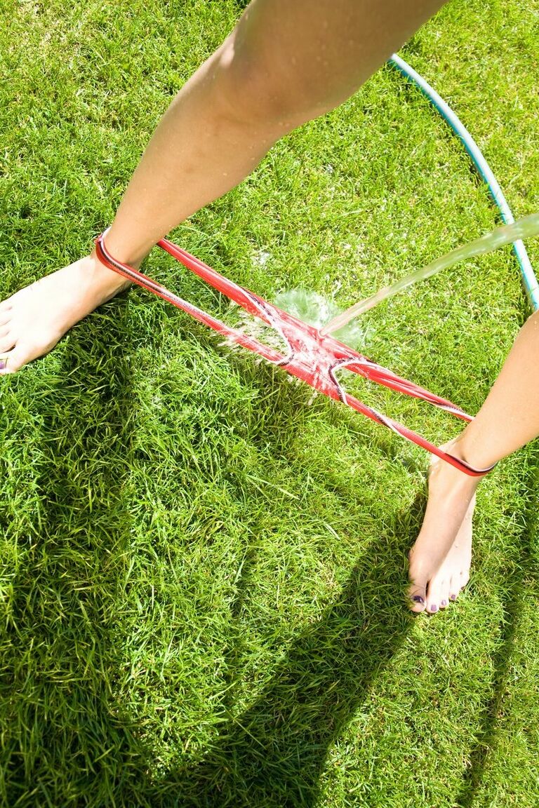 21P おさげのスレンダー素人ロリーが水道ホースでオナニー