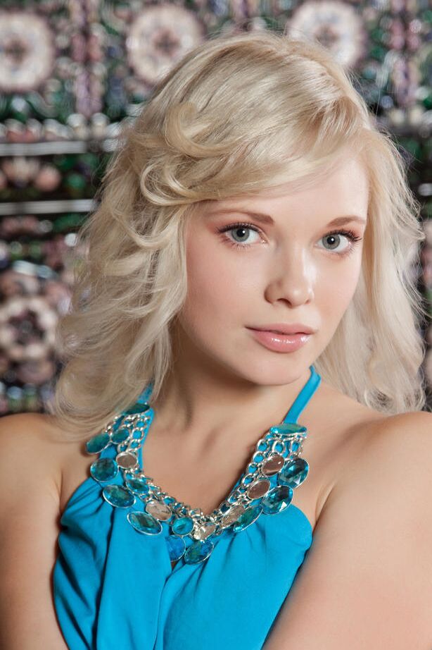 18P La jeune blonde Feeona A libère avec confiance son corps nubile d'une robe courte