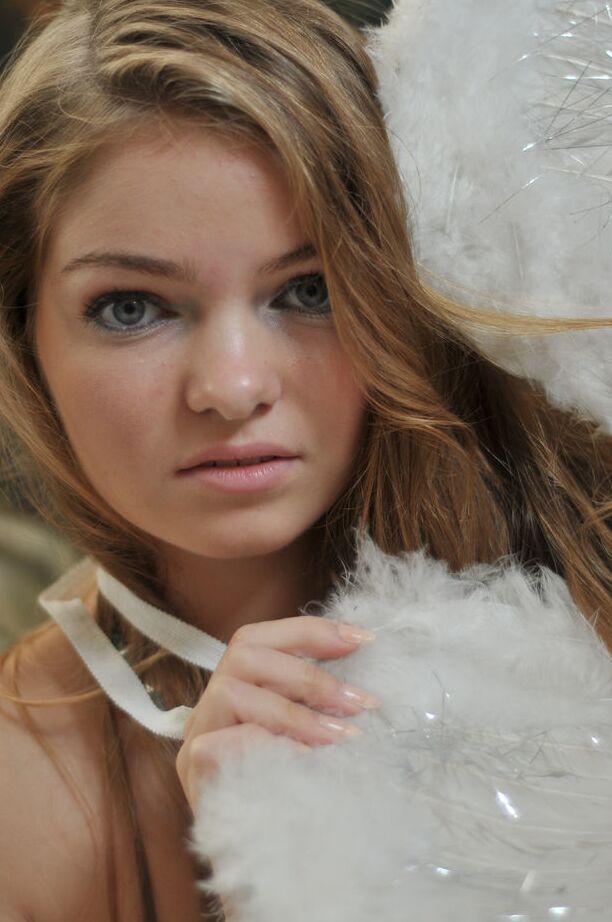 18P Bridgit A, petite brune aux superbes yeux bleus, se déshabille