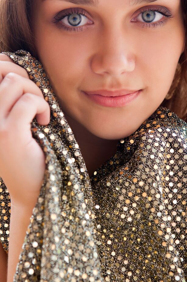 16P La belle adolescente Zlatka suce du chocolat tout en s'étalant sur son lit