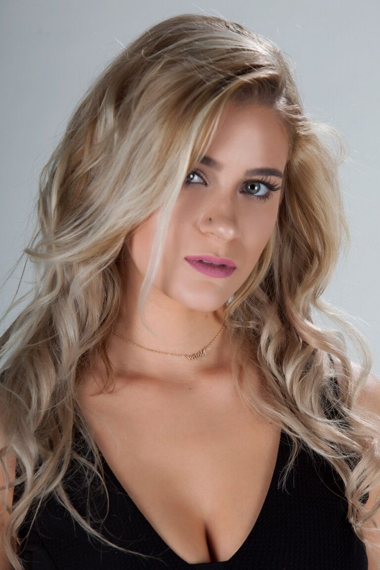 17P La esbelta rubia Jenna Jade revela y toca sus increíbles tetas y su coño