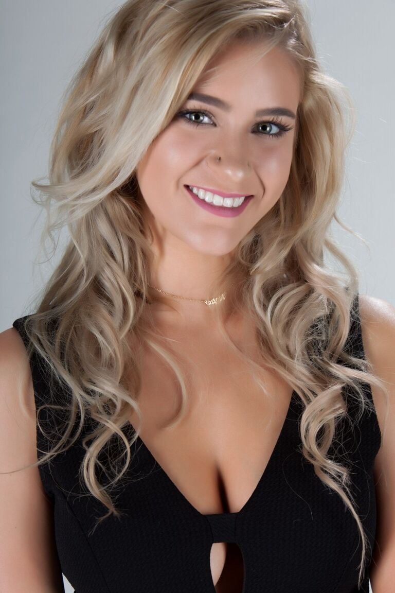 17P La esbelta rubia Jenna Jade revela y toca sus increíbles tetas y su coño