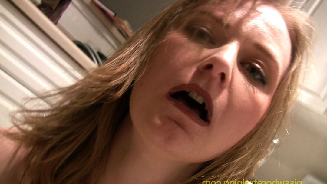 15P Piss Whore Training Natalia Pisse Gros Plan Fétiche Cuisine