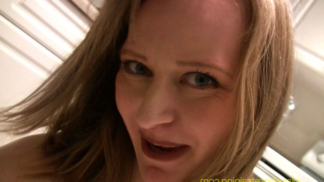 15P Piss Whore Training Natalia Pisse Gros Plan Fétiche Cuisine