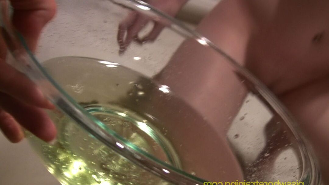 15P Piss Whore Training Natalia Pisse Gros Plan Fétiche Cuisine