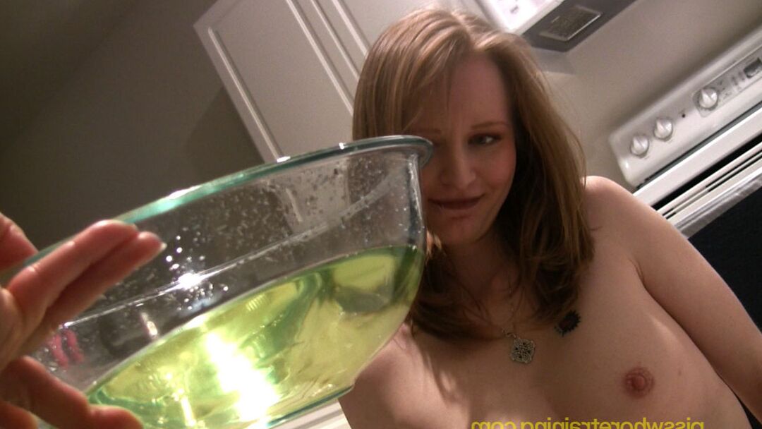 15P Piss Whore Training Natalia Pisse Gros Plan Fétiche Cuisine