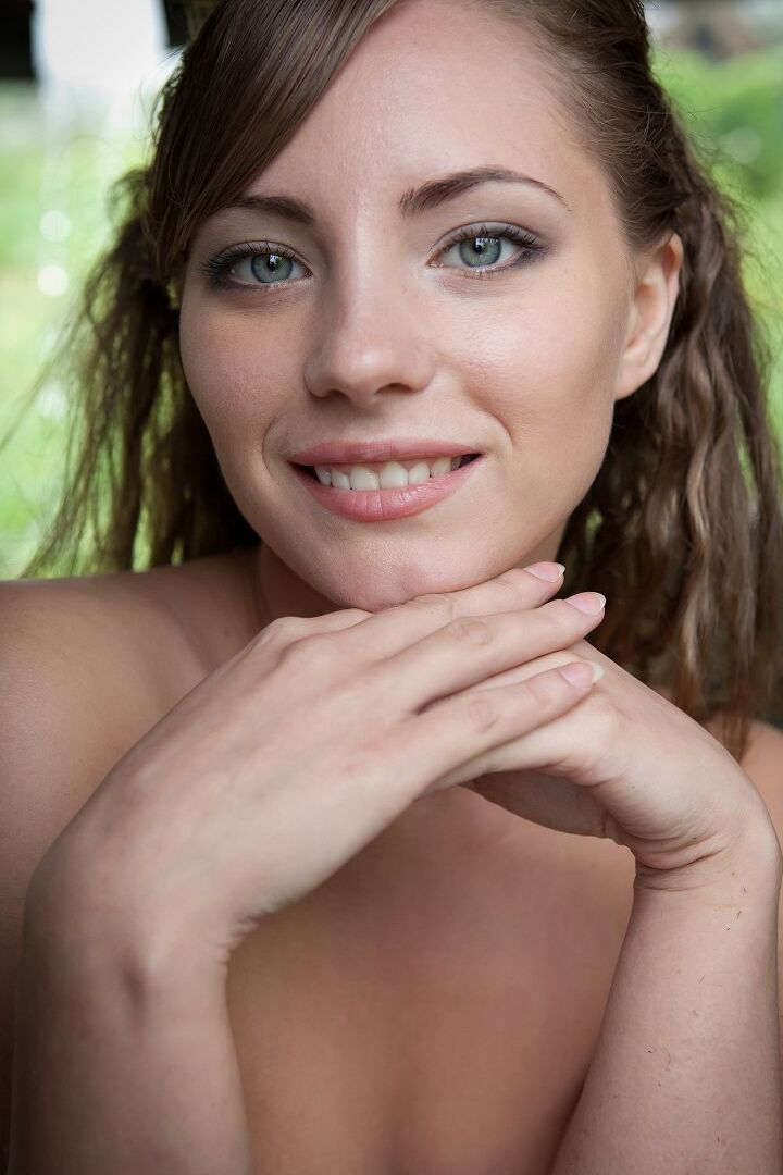 16P Das nackte Mädchen Tami P umfasst ihre natürlichen Titten, während sie alleine modelt