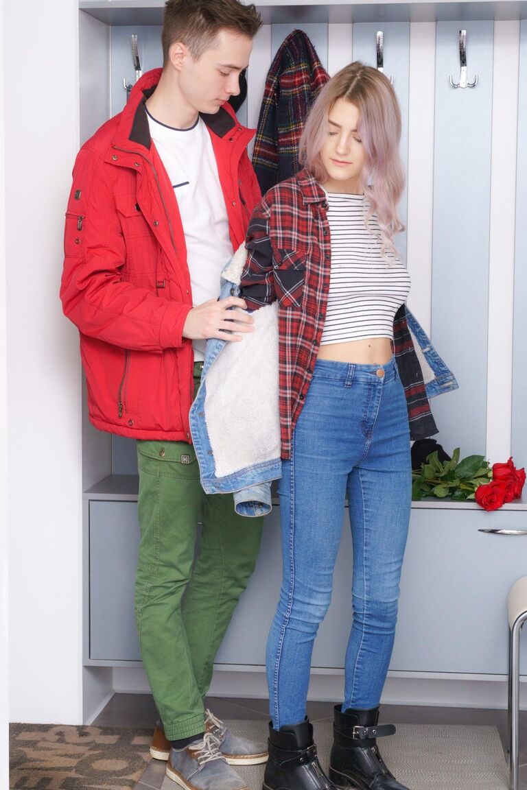 21P La petite ado Eva Elfie chevauche une bite, baise des seins et se prend du sperme sur les seins