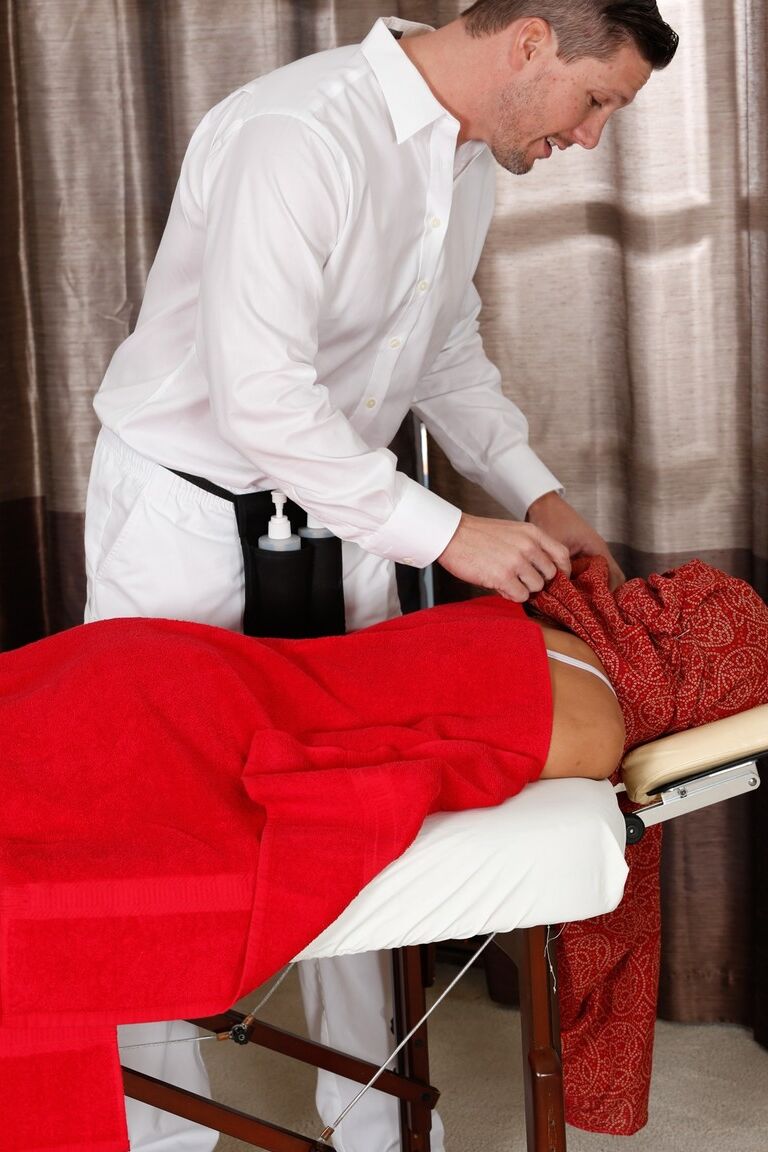 19P Petite Chloe Amour usando hijab durante a massagem antes da foda gostosa e facial
