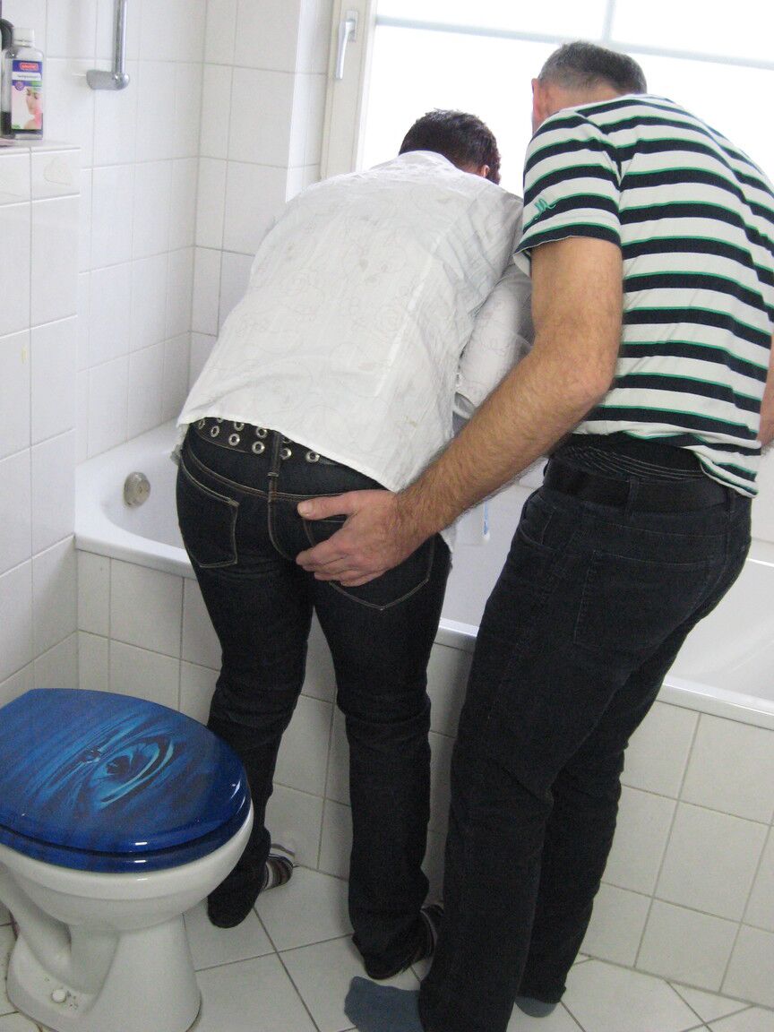 17P MILF alemana de pelo corto y tetas grandes cabalga la polla de un viejo en el baño