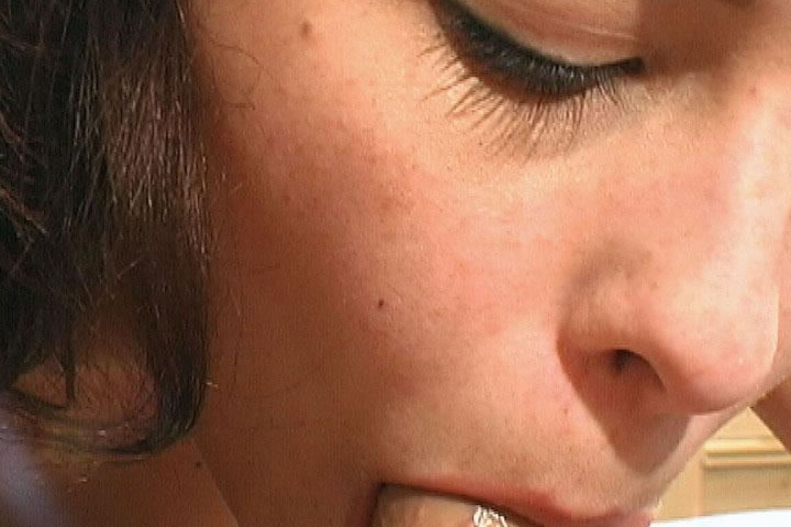 20P La brune Alexia Riley se fait exploser le visage avec une éjaculation après une pipe chaude