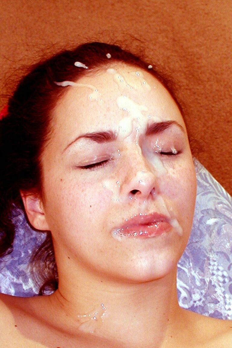 20P La brune Alexia Riley se fait exploser le visage avec une éjaculation après une pipe chaude