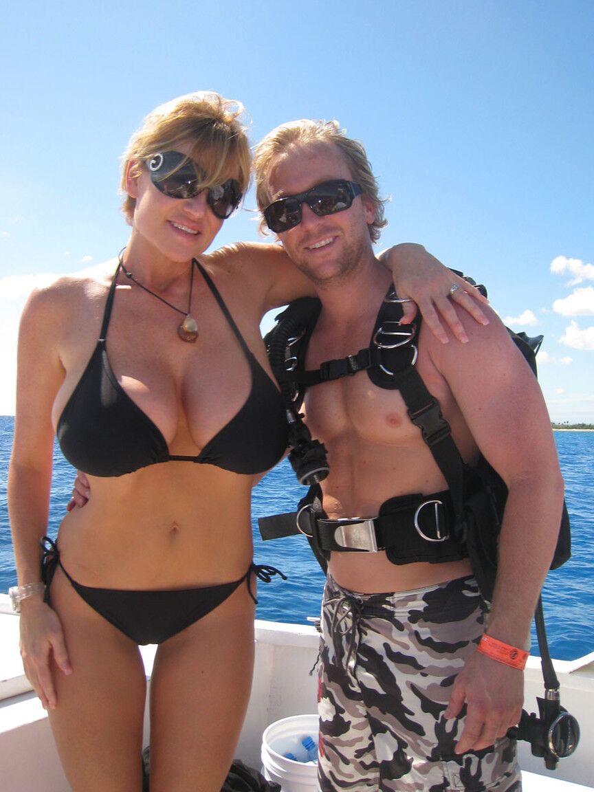 17P Busty MILF Kelly Madison mostra seus peitos grandes nas férias com seu namorado