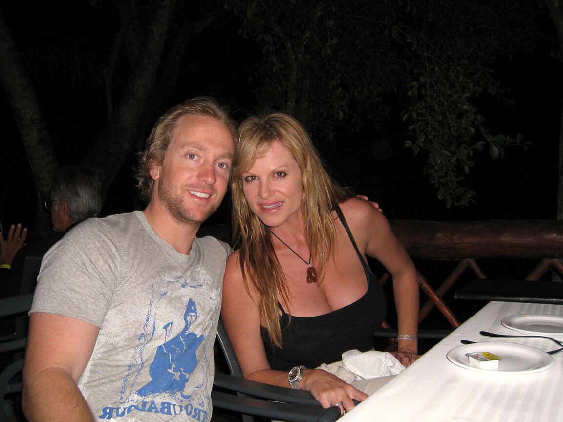 17P Busty MILF Kelly Madison mostra seus peitos grandes nas férias com seu namorado