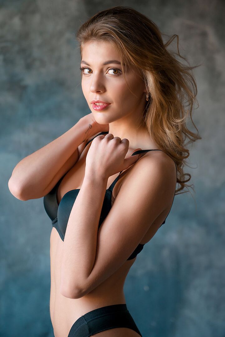 12P Belle blonde avec un cul à tomber par terre enlève le combo soutien-gorge et culotte pour poser nue