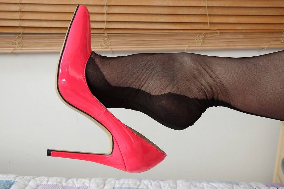 15P Lucy en lencería rosa sexy con medias de nailon negras totalmente modernas y tacones rosas