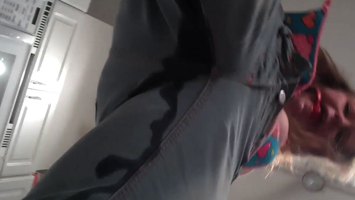 15P Jeune salope boit sa propre pisse