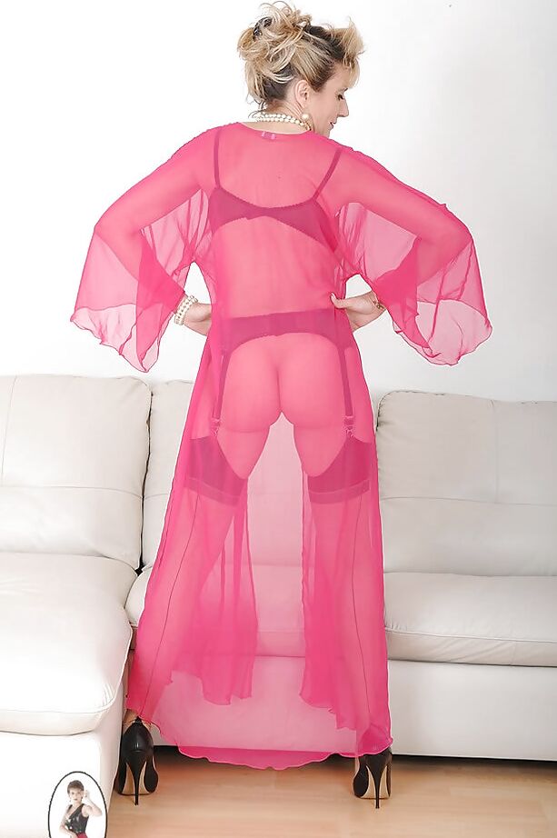 15P Senhora fetichista madura e curvilínea posando em lingerie sexy e vestido transparente