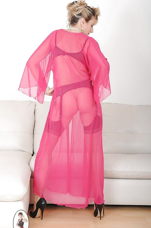 15P Senhora fetichista madura e curvilínea posando em lingerie sexy e vestido transparente