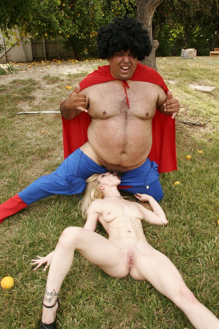 21P Sexy Tawny Ryden gibt einem lokalen Superhelden einen Weltklasse-BJ im Freien