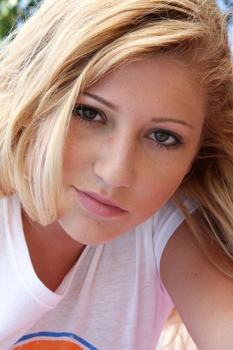 18P A linda adolescente Jessi Stone descasca para expor ao sol grandes seios naturais com mamilos grandes