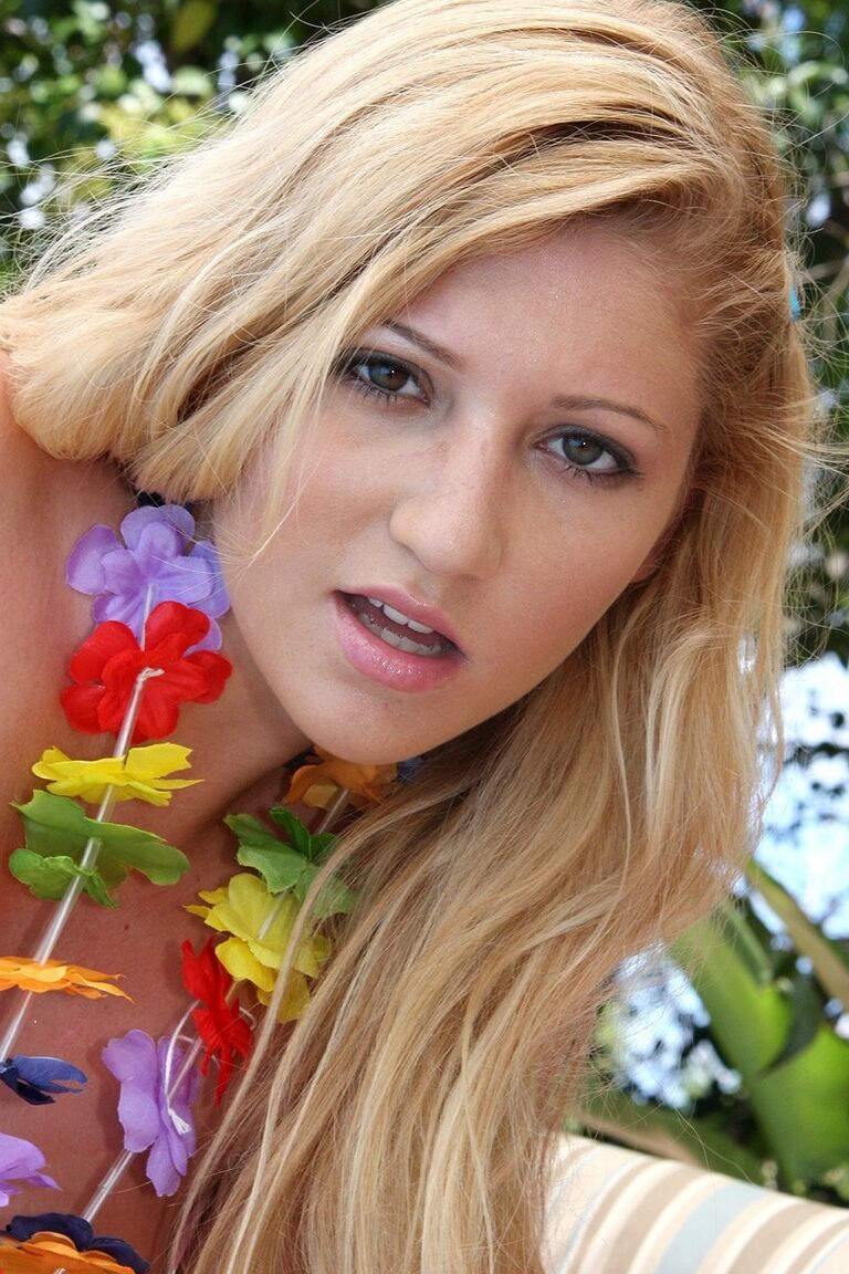 18P A linda adolescente Jessi Stone descasca para expor ao sol grandes seios naturais com mamilos grandes