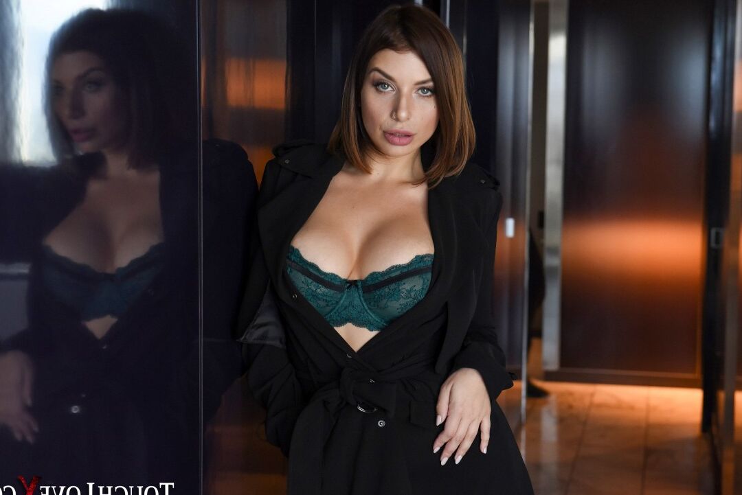 20P Une brune dissimule ses seins nus devant un prêtre