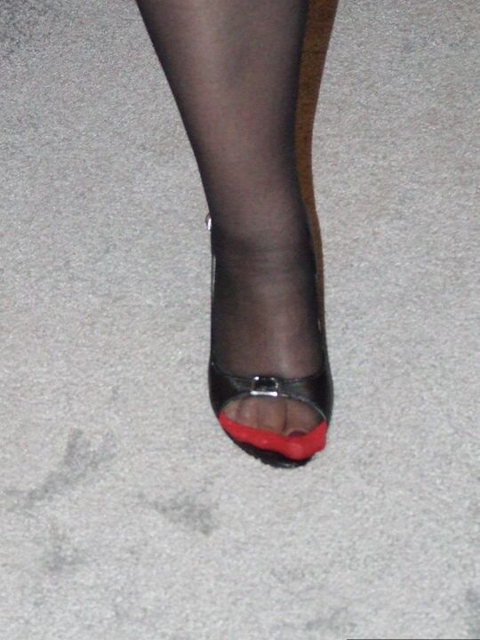 20P A ruiva madura Kinky Carol tira seus peitos enormes de sua lingerie sexy