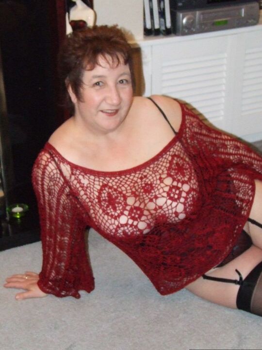 20P A ruiva madura Kinky Carol tira seus peitos enormes de sua lingerie sexy