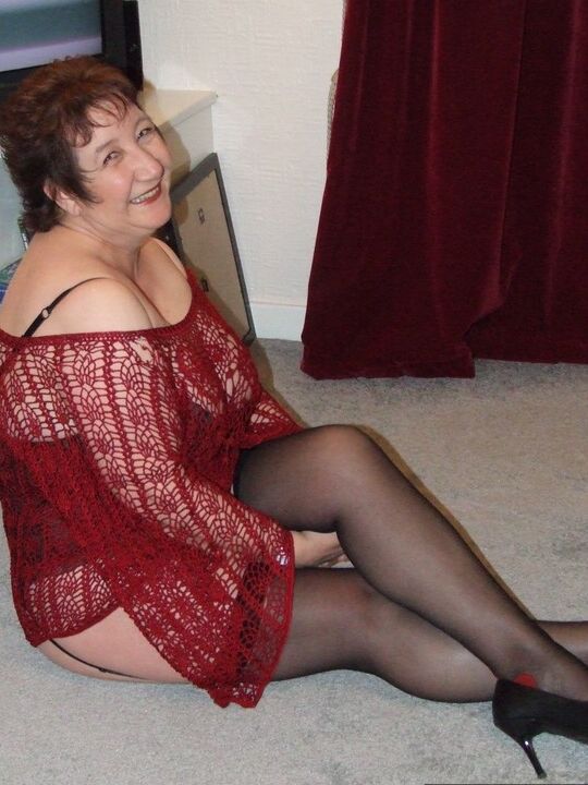 20P A ruiva madura Kinky Carol tira seus peitos enormes de sua lingerie sexy