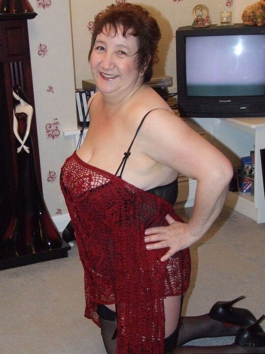 20P A ruiva madura Kinky Carol tira seus peitos enormes de sua lingerie sexy