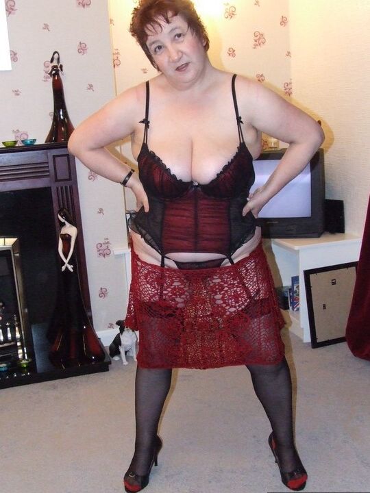 20P A ruiva madura Kinky Carol tira seus peitos enormes de sua lingerie sexy